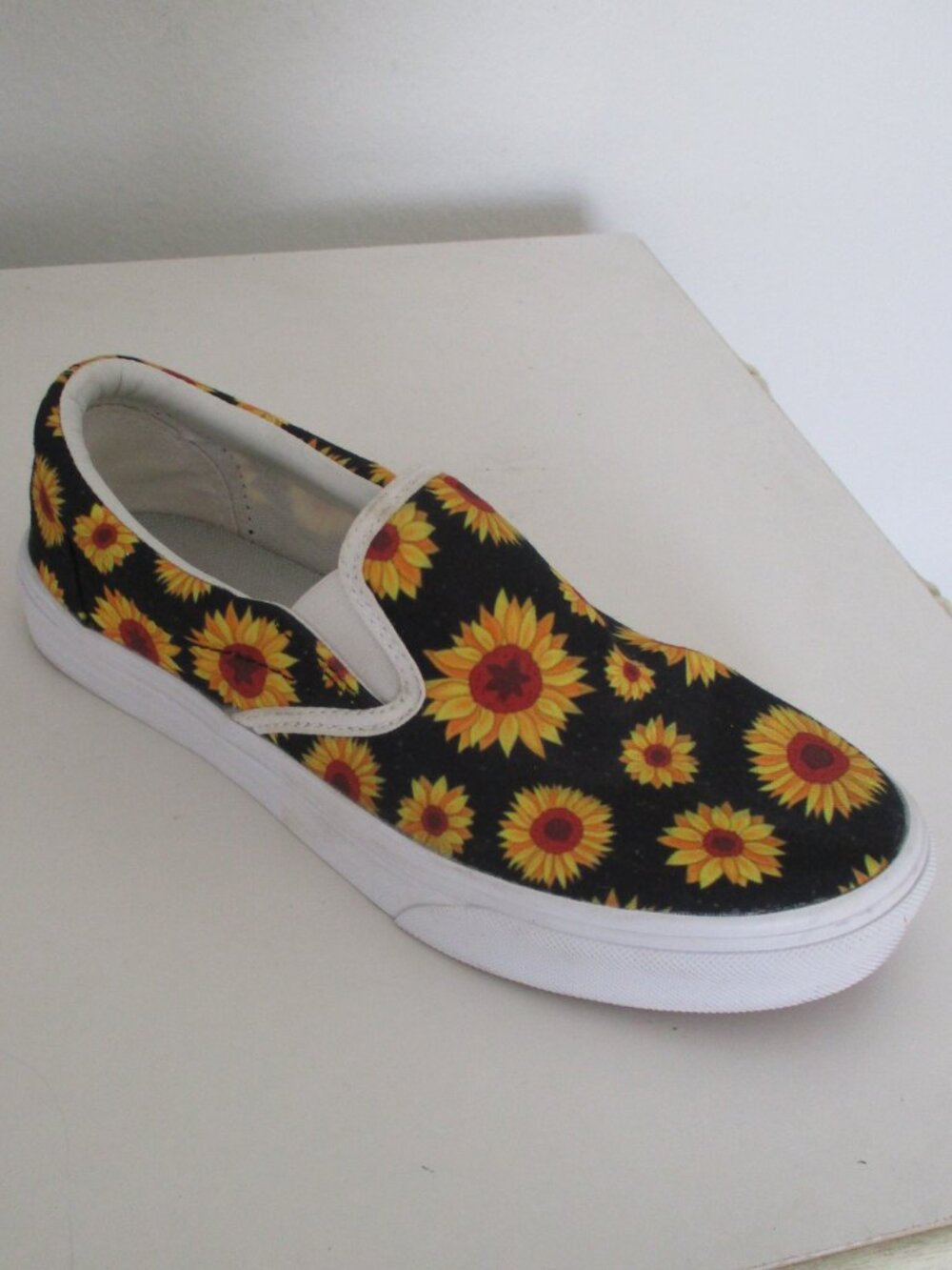 THREE IN Womens Floral Textile Slip-on Casual Loafer NWOB - Size 8.5M